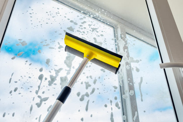 Things To Look For Before Hiring A Commercial Glass Cleaning Services